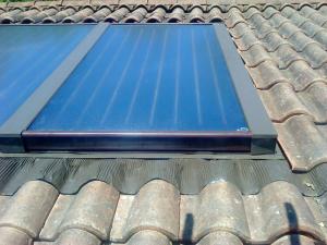 Plaque plate solaire à revêtement bleu