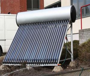 Chauffe-eau solaire à tube sous vide compact sur le toit